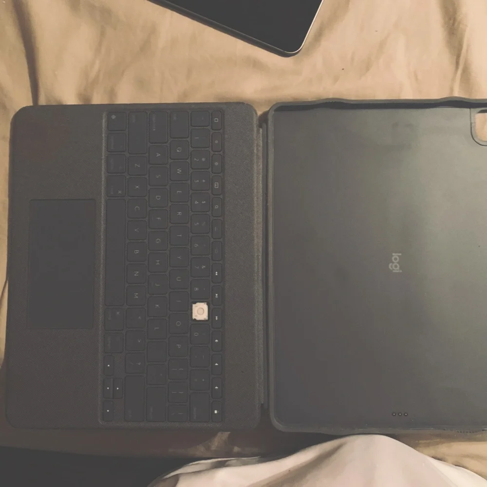 Logitech combotouch iPad Pro 12.9 inch 5th generation detachable keyboard case